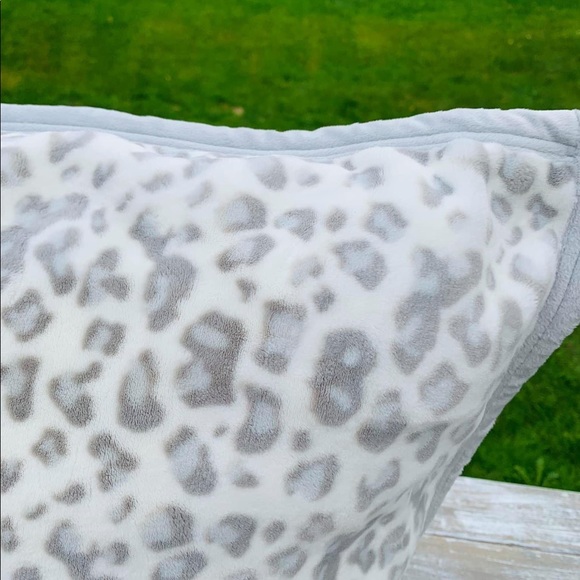 NWOT UGG PILLOW! - Picture 4 of 9